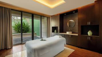 Couples treatment rooms, sauna, hot tub, steam room, body treatments