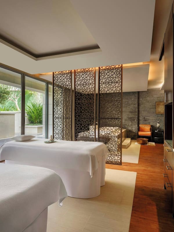 Couples treatment rooms, sauna, hot tub, steam room, body treatments