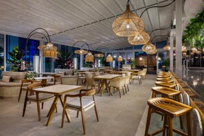 Serves dinner and happy hour - JW Marriott Marquis City Center Doha (Doha)