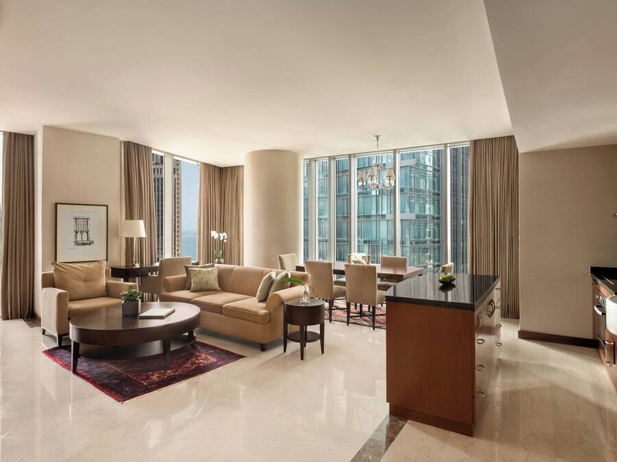 Una habitación de hotel moderna con sala de estar, comedor y kitchenette.