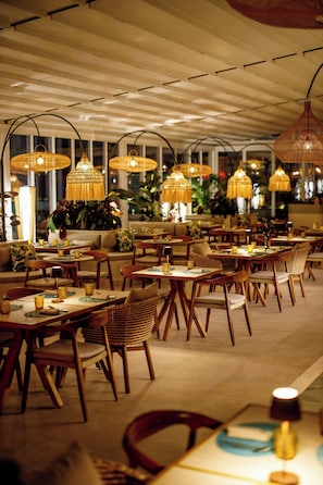 4 restaurants, breakfast, lunch served; local and international cuisine - JW Marriott Marquis City Center Doha (Doha)