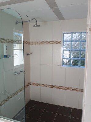Banheira, secador de cabelo, toalhas de banho, sabonete