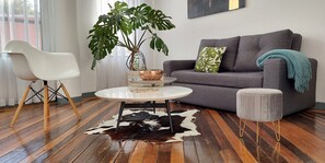 Fireplace, books, stereo, printers - Curated Design Apartment Overlooking Plaza del Chorro, La Candelaria Bogotá (BOGOTÁ DC)