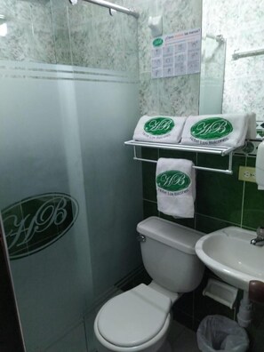 Shower, free toiletries, towels, soap - Hotel Los Balcones (Bogotá)