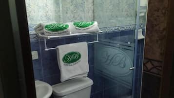 Ducha, artículos de higiene personal gratuitos, toallas y jabón