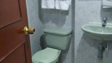 Dusche, kostenlose Toilettenartikel, Handtücher, Seife