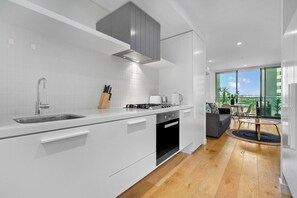 Refrigerador, microondas, horno y lavavajillas