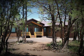 Exterior - Custom built cabin sitting on several acres lot in Pinetop-Lakeside! (Pinetop-Lakeside)