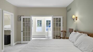 4 bedrooms, desk, iron/ironing board, travel crib