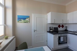 Kühlschrank, Ofen, Wasserkocher mit Kaffee-/Teezubehör, Wasserkocher