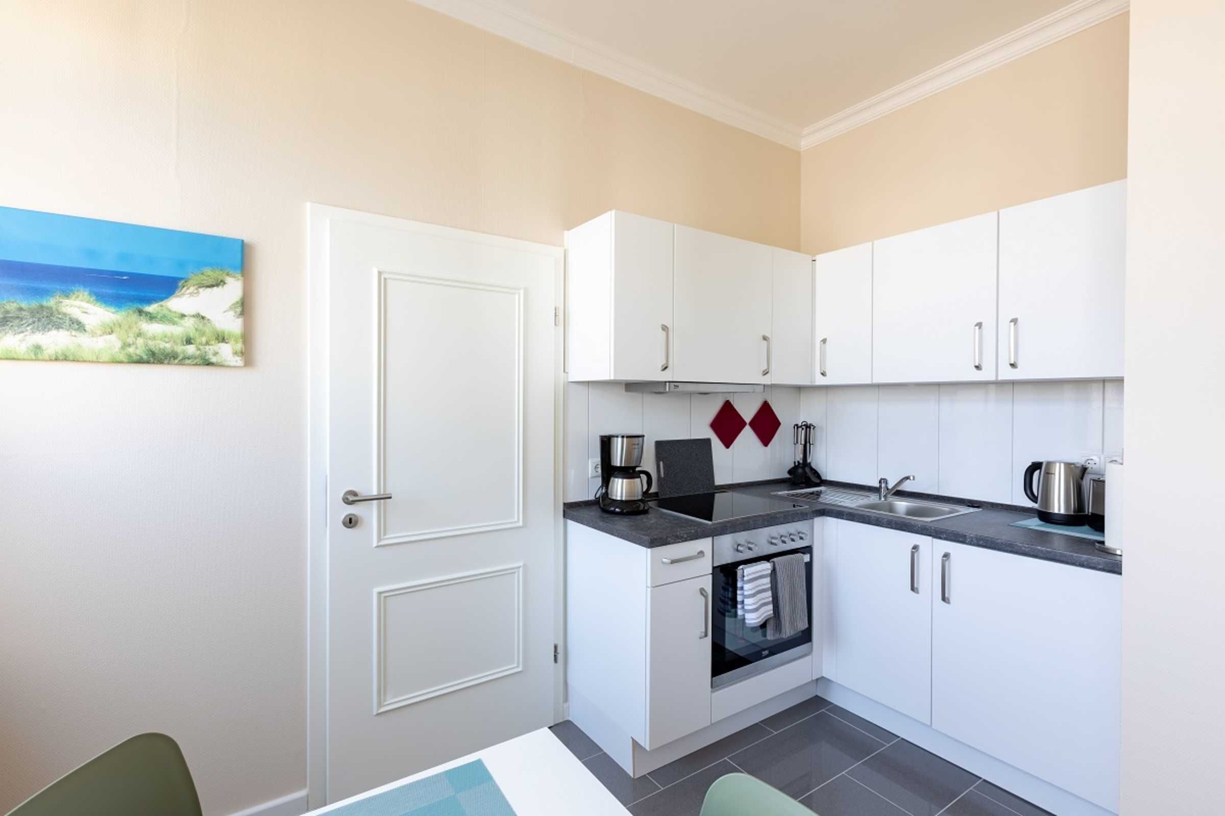 Réfrigérateur, four, cafetière/bouilloire, bouilloire électrique