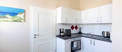 Réfrigérateur, four, cafetière/bouilloire, bouilloire électrique