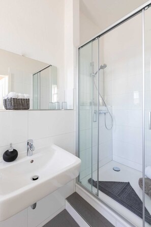 Shower, hair dryer, soap, toilet paper - Starfish - Nordic Wave Apartments (Timmendorfer Strand)