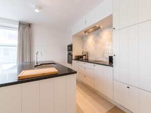 Een koelkast, een microgolfoven, een oven, een vaatwasser