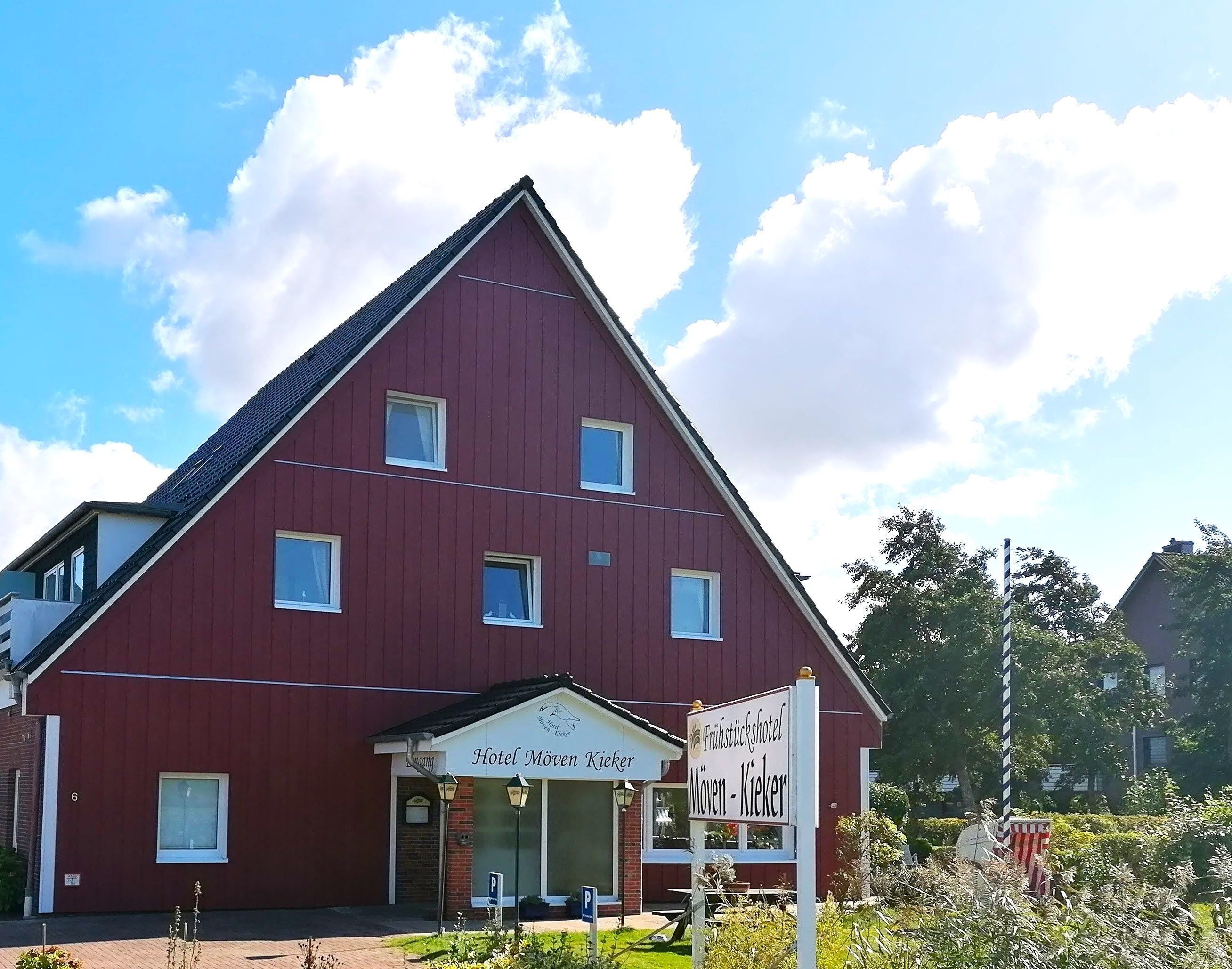 A red building with a triangular roof, labeled "Hotel Møven Kieker."