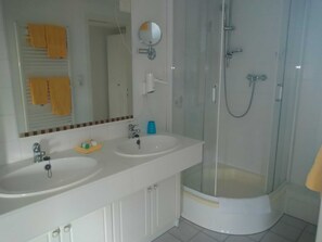 Dusche, Haartrockner, Handtücher, Seife