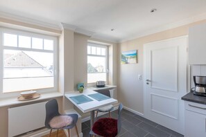 Fridge, oven, coffee/tea maker, electric kettle