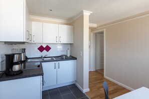 Køleskab, ovn, kaffe-/temaskine, elkedel