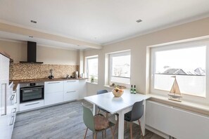 Kühlschrank, Mikrowelle, Ofen, Geschirrspüler