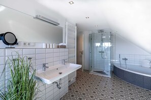 Dusche, Haartrockner, Seife, Toilettenpapier