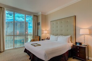 1 slaapkamer, een kluis op de kamer, een bureau