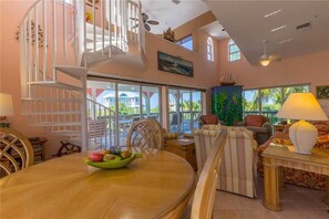 객실 내 식사 공간