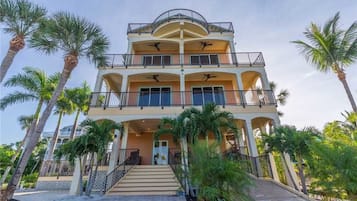 Vista frontal de la propiedad