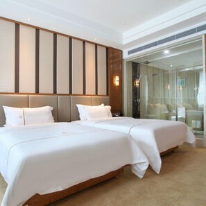 豪华双床 | 浴室 | 淋浴设施、免费洗浴用品、拖鞋