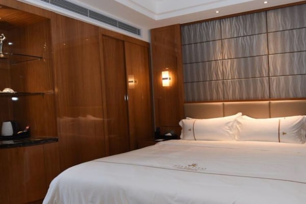 Habitación doble Deluxe | Escritorio, tabla de planchar con plancha, wifi gratis y ropa de cama
