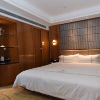 Habitación Deluxe doble | Escritorio, tabla de planchar con plancha, wifi gratis y ropa de cama