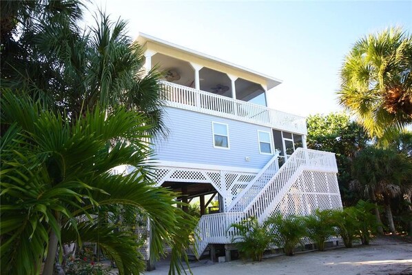 Vista frontal de la propiedad