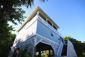 Vista frontal de la propiedad