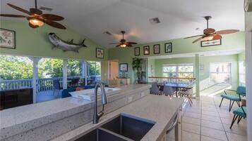 Køleskab, mikrobølgeovn, kogeplade, opvaskemaskine