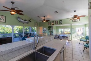 Fridge, microwave, stovetop, dishwasher - 094-on Island Time (Captiva)