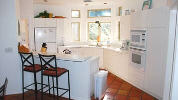 Fridge, microwave, stovetop, dishwasher