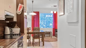 Fridge, microwave, dishwasher, cookware/dishes/utensils