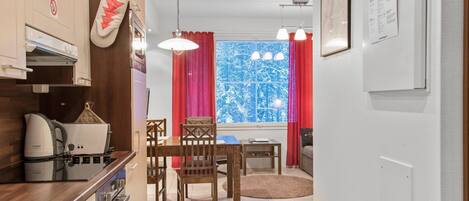 Refrigerador, microondas, lavavajillas, utensilios de cocina