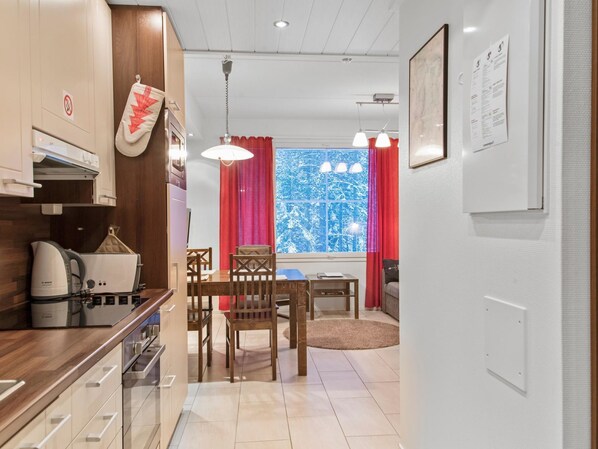 Fridge, microwave, dishwasher, cookware/dishes/utensils