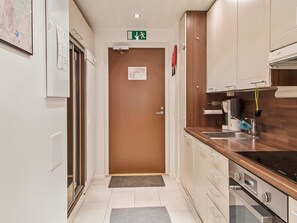 Fridge, microwave, dishwasher, cookware/dishes/utensils