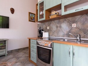 Fridge, oven, cookware/dishes/utensils