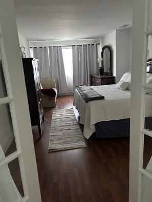 4 bedrooms, iron/ironing board, free WiFi, bed sheets