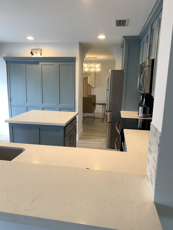 Fridge, microwave, oven, stovetop - Peace and tranquility awaits! 4 bedrooms/3 bathrooms with pool! (Pembroke Pines)