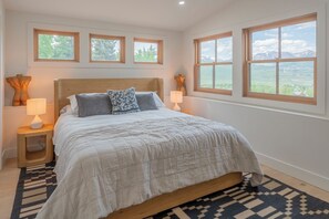 8 bedrooms, desk, iron/ironing board, travel cot