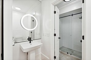 Douche, articles de toilette écologiques, sèche-cheveux