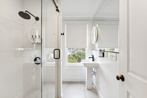 Baignoire, séchoir à cheveux, shampooing