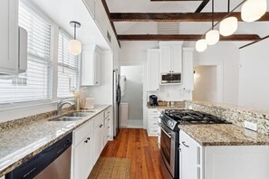 Full-sized fridge, microwave, oven, stovetop