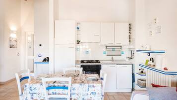 Een koelkast, een magnetron, een oven, een kookplaat