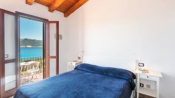 2 slaapkamers, een strijkplank/strijkijzer, beddengoed