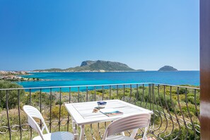 Outdoor dining - Holiday Apartment with Fantastic Sea View and Balcony; Parking Available (Golfo Aranci)