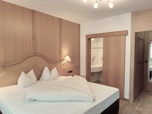 2 chambres, coffres-forts dans les chambres, Wi-Fi, draps fournis